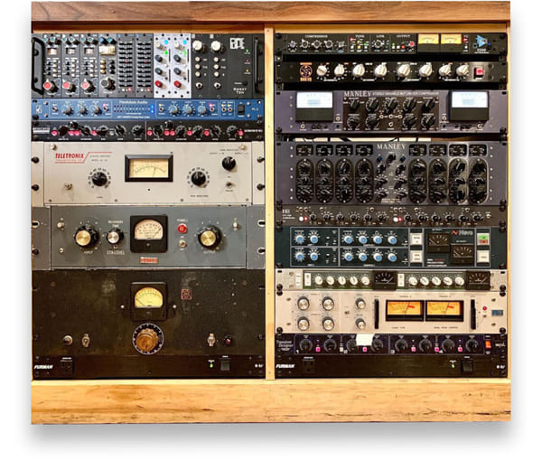 rack con herramientas para la mezcla y la masterización