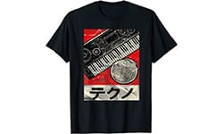 camiseta con un sintetizador estampado