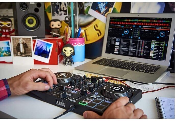 controlador dj inpulse 200 en una habitación