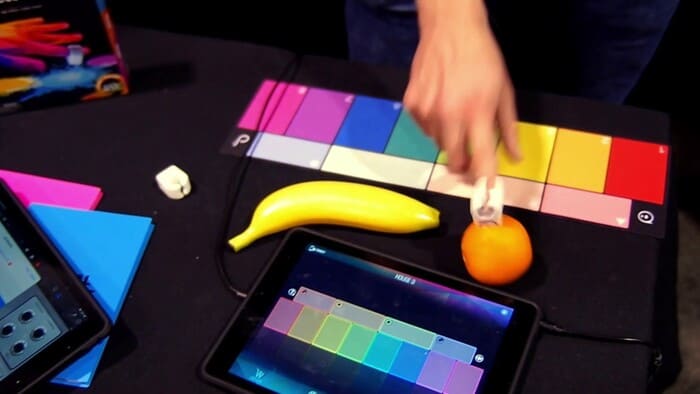 anillos de specdrums golpeando frutas