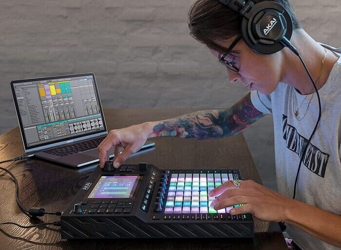 Hombre tocando la Akai Force y Ableton Live