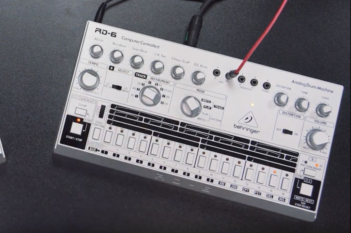 Behringer RD-6 de color gris