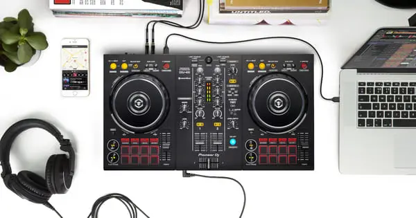 el controlador ddj 400 en un homestudio