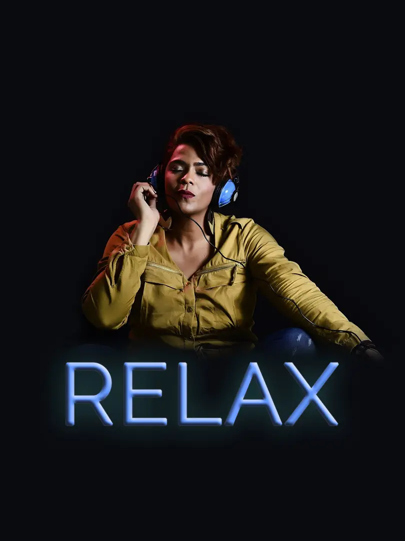 Chica escuchando música relajante