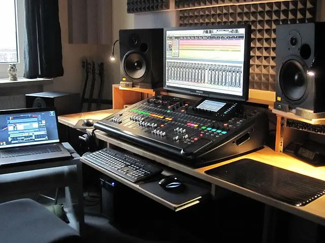 La mesa de mezclas X32 en un estudio de producción