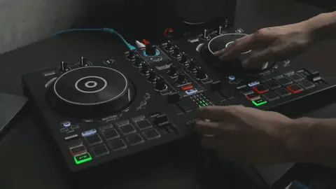 Manos manipulando los Jogwheel de la Hercules 300