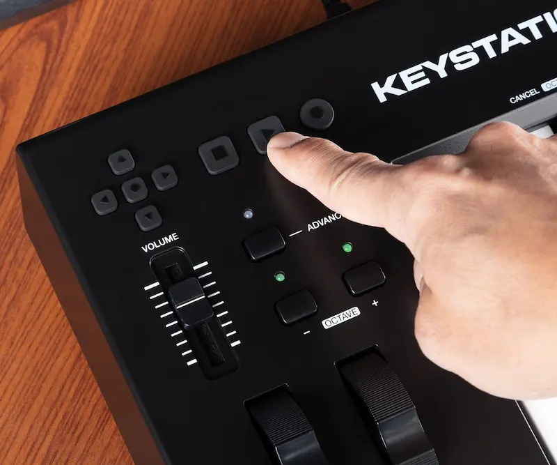 Un dedo pulsando una tecla del teclado Keystation 88