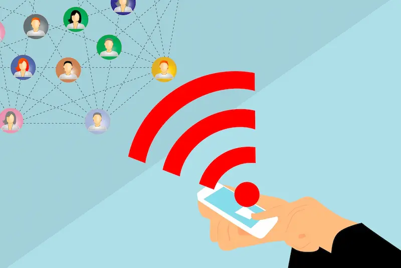 Dibujo de una mano sosteniendo un móvil y emitiendo un Podcast