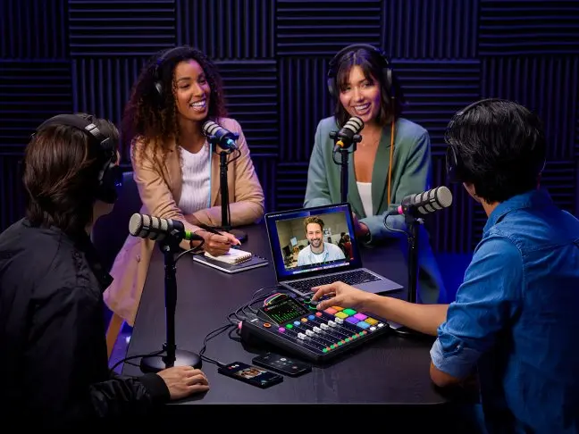 Personas grabando un podcast