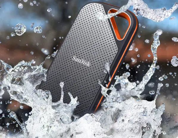 La tarjeta de memoria SanDisk en agua