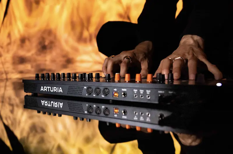 Dos manos tocando las teclas del sintetizador MiniFreak