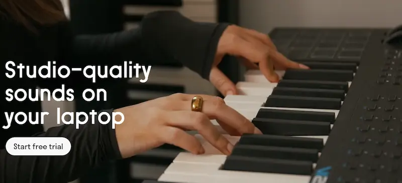 Persona tocando un teclado MIDI con calidad de sonido de estudio, ideal para ilustrar el uso de plugins gratuitos en mayo 2025.