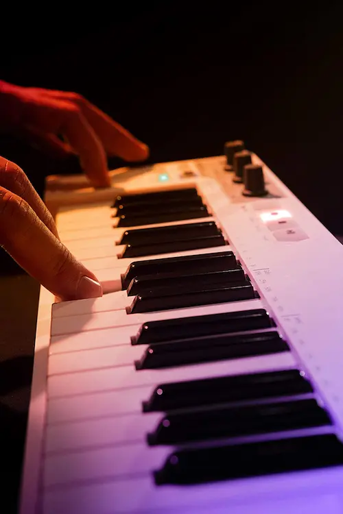 unos dedos tocando el teclado Arturia KeyStep