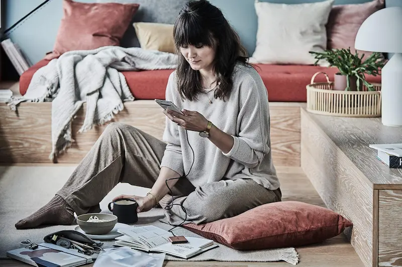 Una chica con la SSD T5 Samsung