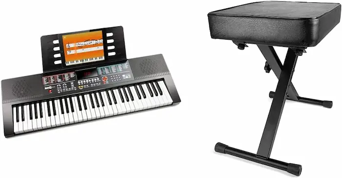 El teclado RockJam junto a un taburete