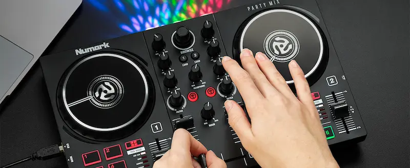 Unas manos sobre el controlador Party Mix II