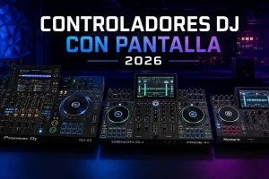 Mejores controladores DJ con pantalla de 2026: AlphaTheta XDJ-AZ, Denon DJ Prime 4+ y Numark Mixstream Pro+