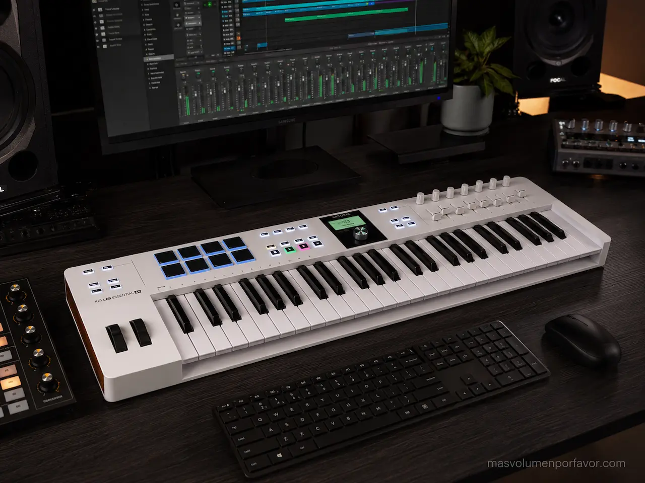 Arturia KeyLab Essential 49 MK3 en un home studio con ordenador, DAW, monitores de estudio e interfaz de audio