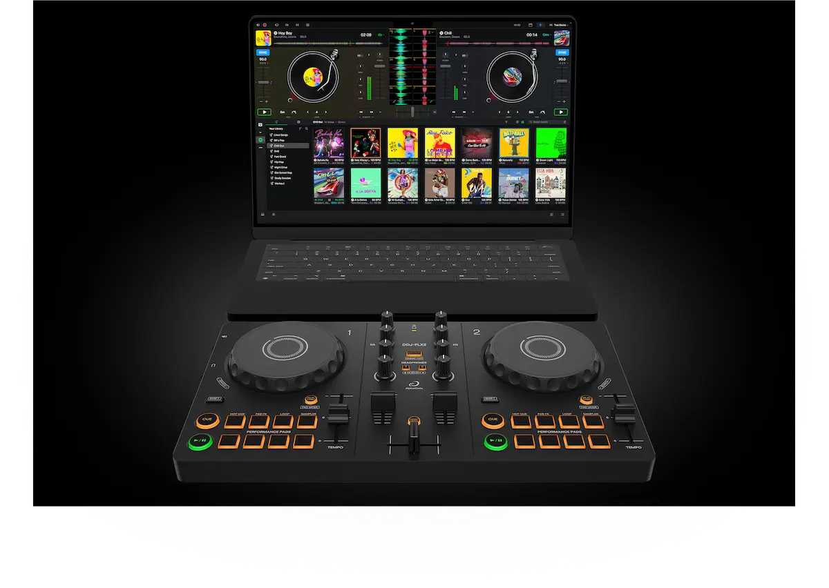 Controladora DJ conectada a un portátil con djay y Spotify
