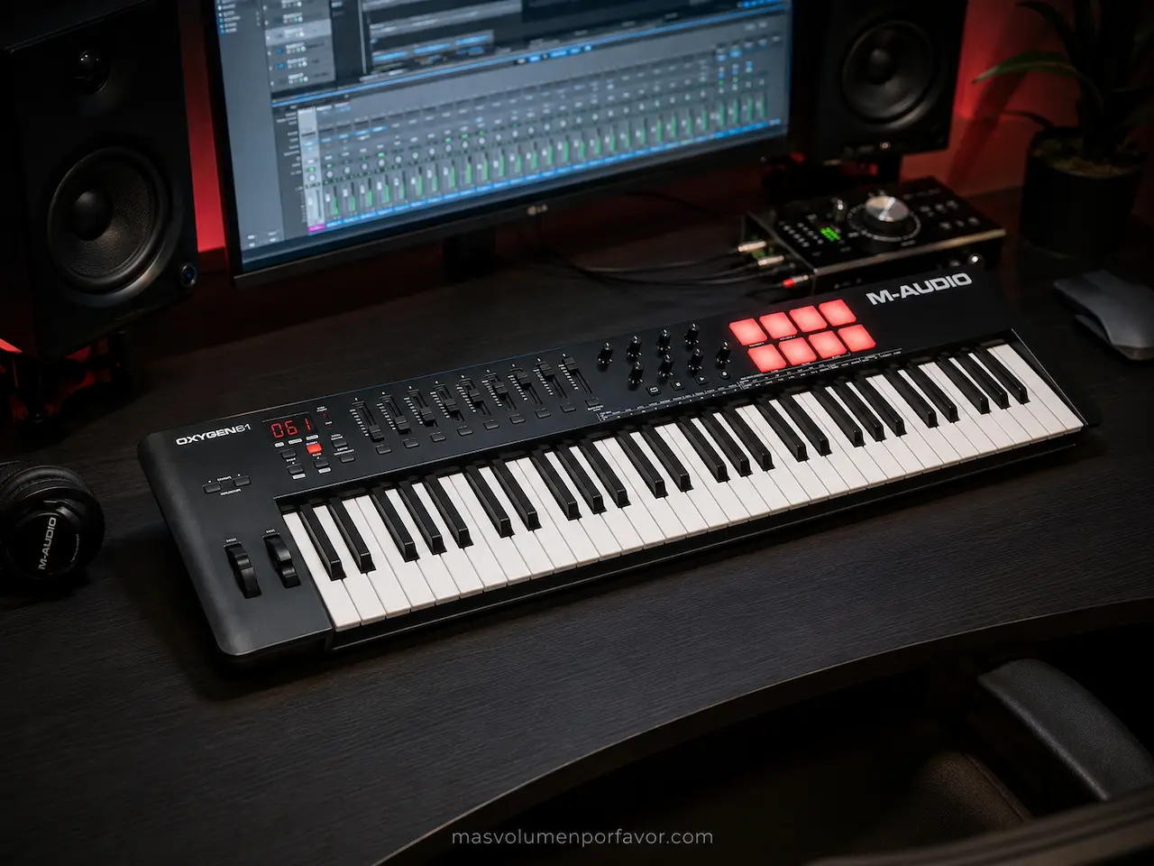 M-Audio Oxygen 61 en un home studio con ordenador, DAW, monitores de estudio e interfaz de audio